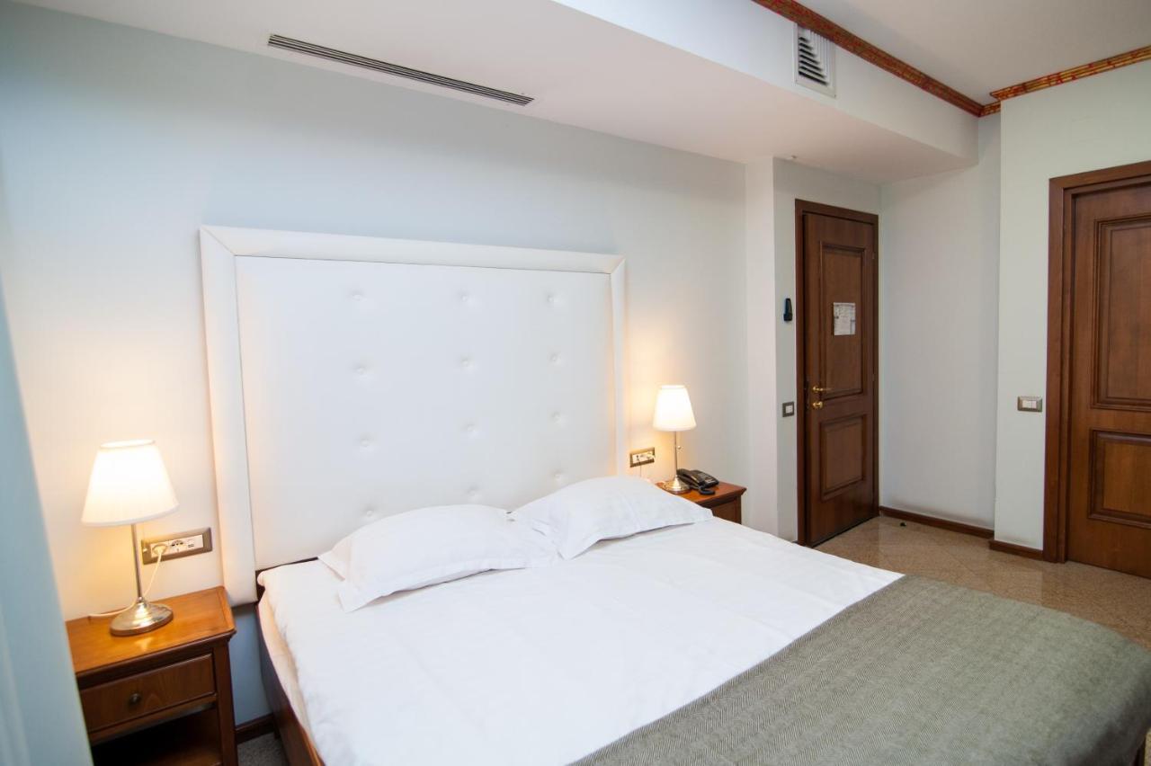 Dbh Bucharest Hotel Ngoại thất bức ảnh